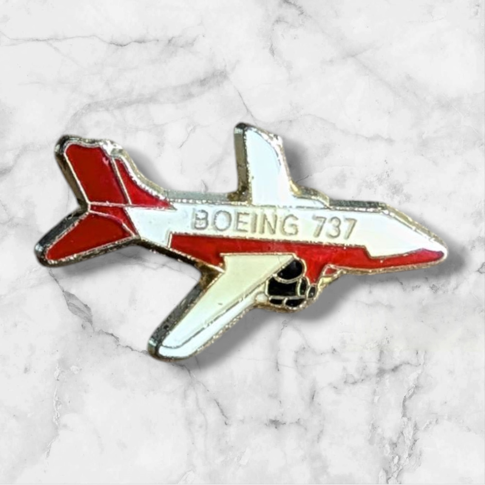 Vintage Enamel Hat Lapel Pin Boeing 737 Airplane Aircraft